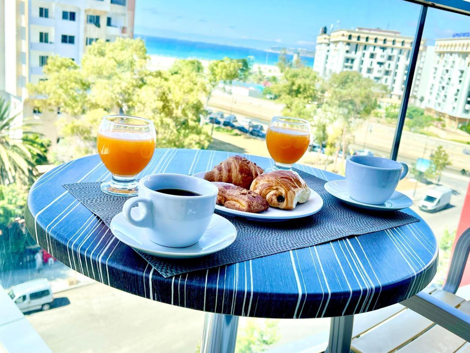 Modern Elegance With Sea Views In Central Tangier - Steps To Beach, Train And Attractions! Esterno foto